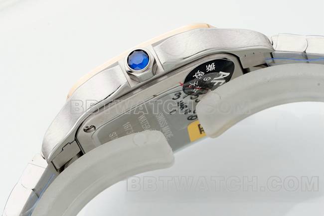 最佳复刻手表山度士卡地亚银盘玫瑰金圈石英机芯侧面实拍图