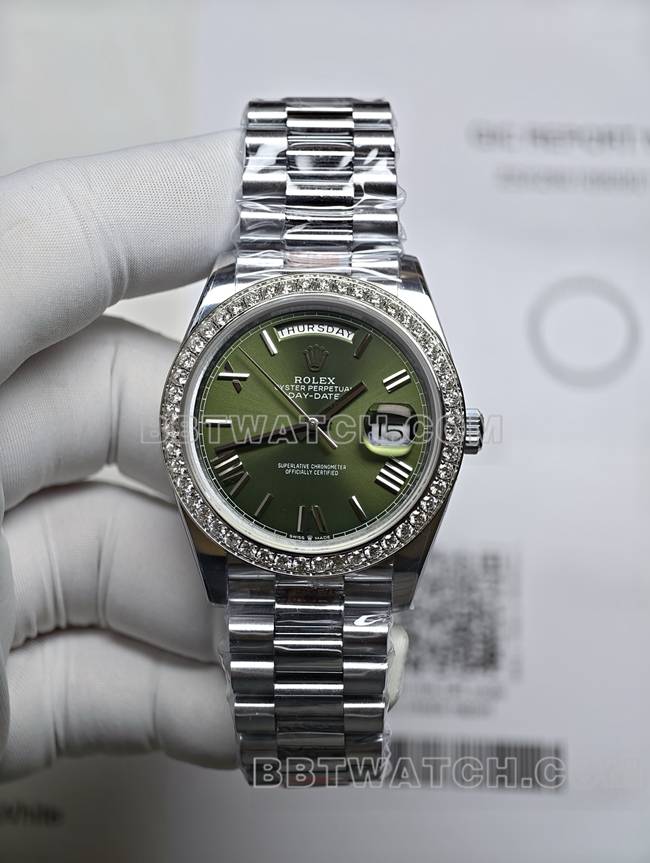 真金真钻定制劳力士星期日历超级克隆手表绿盘钻圈正面实拍图