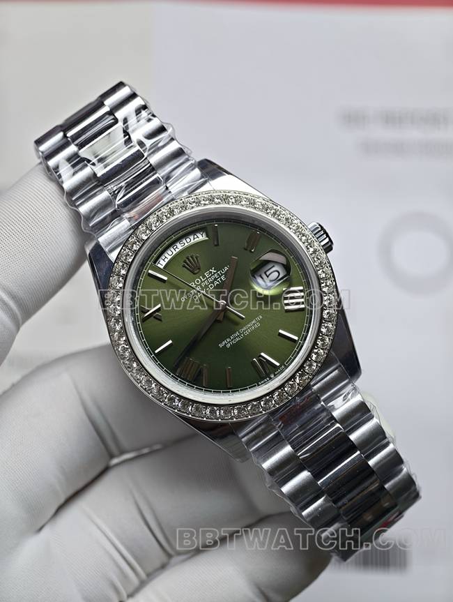 真金真钻定制劳力士星期日历超级克隆手表绿盘钻圈正面实拍图
