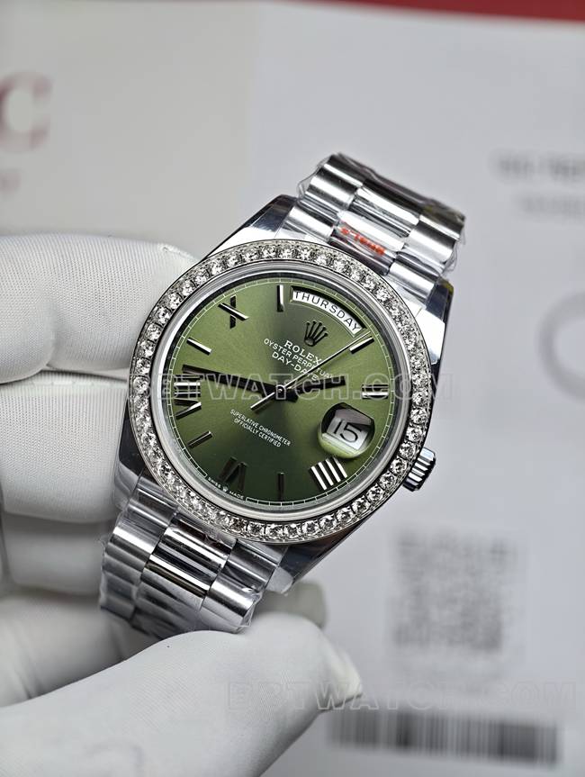 真金真钻定制劳力士星期日历超级克隆手表绿盘钻圈正面实拍图