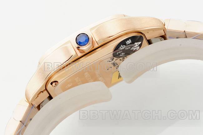 最优复刻手表卡地亚银盘山度士石英机芯玫瑰金表带侧面实拍图