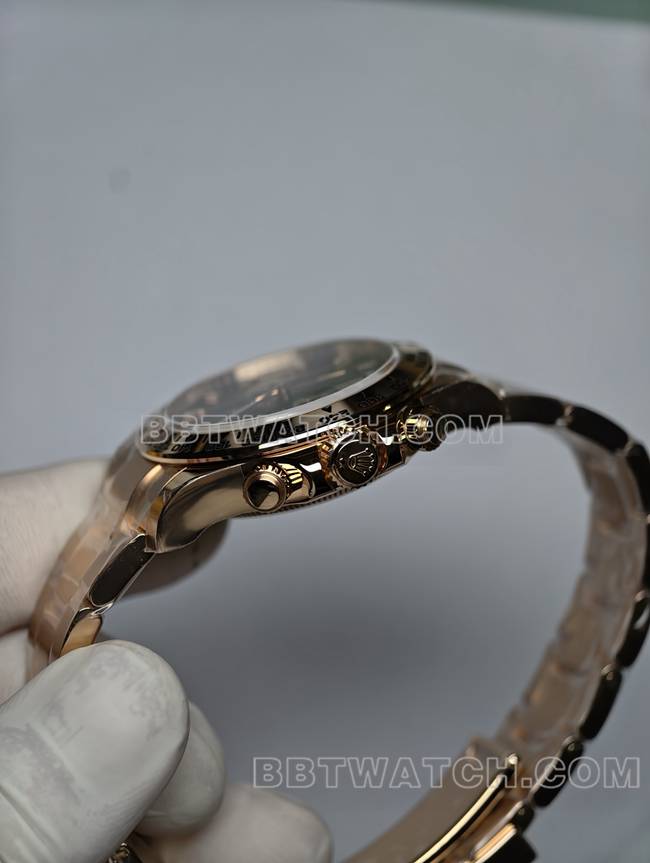 劳力士真金真钻定制迪通拿顶级复刻手表玫瑰金棕盘侧面实拍图