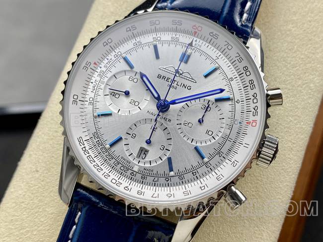 最优复刻手表BLS厂航空计时百年灵银白盘蓝色皮带款正面实拍图