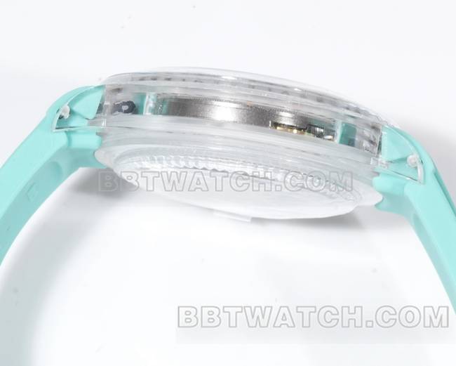 最佳复刻手表TW厂迪通拿劳力士透明壳绿色橡胶表带侧面实拍图