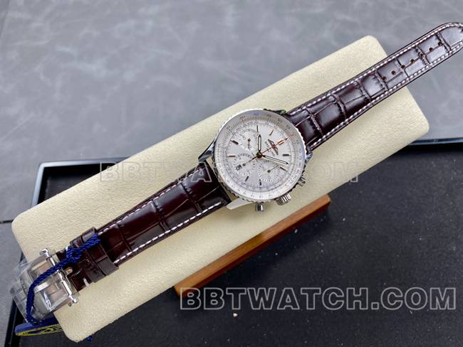 1:1复刻手表BLS厂航空计时百年灵银白盘棕色皮带款正面实拍图