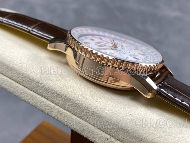 最优复刻手表航空计时BLS厂百年灵白盘皮带款侧面实拍图