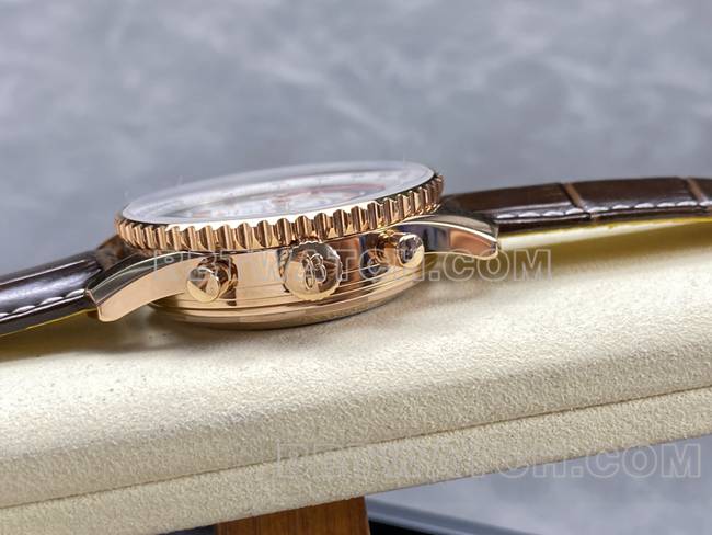 最优复刻手表航空计时BLS厂百年灵玫瑰金白盘皮带款侧面实拍图