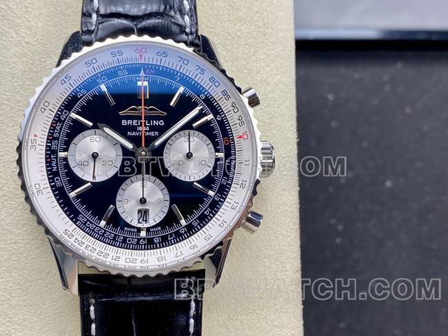 最佳复刻手表BLS厂航空计时百年灵黑白盘黑色皮带款正面实拍图