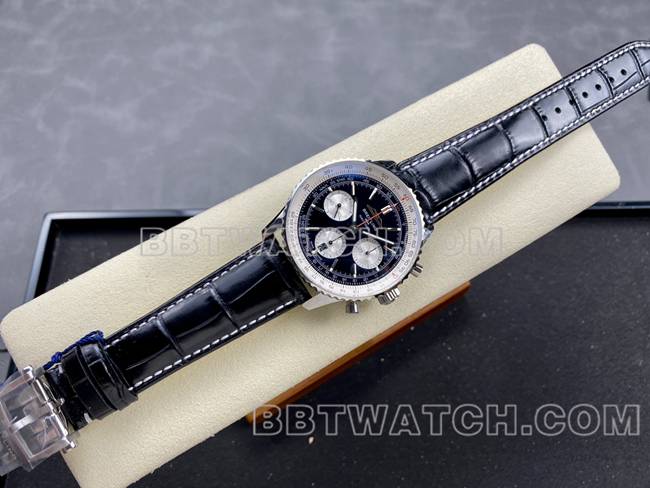 最佳复刻手表BLS厂航空计时百年灵黑白盘黑色皮带款正面实拍图