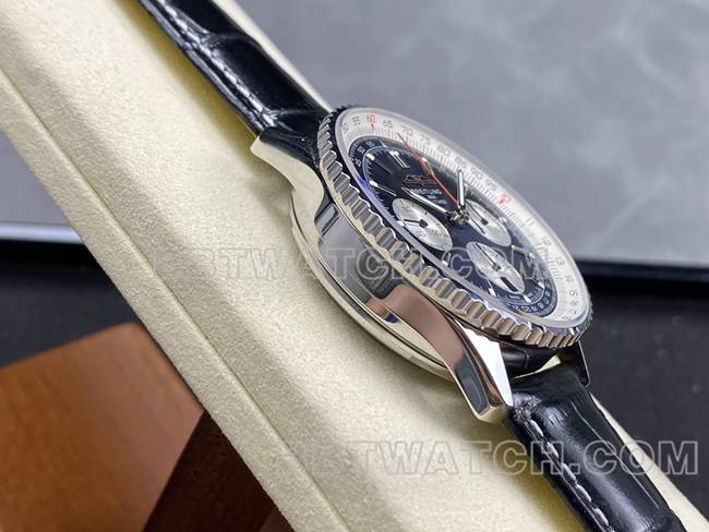 最佳复刻手表BLS厂航空计时百年灵黑白盘黑色皮带款侧面实拍图