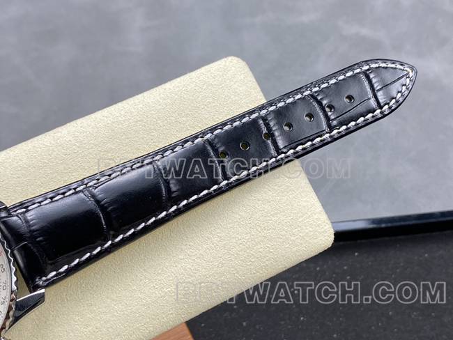 最佳复刻手表BLS厂航空计时百年灵黑白盘黑色皮带款表带实拍图