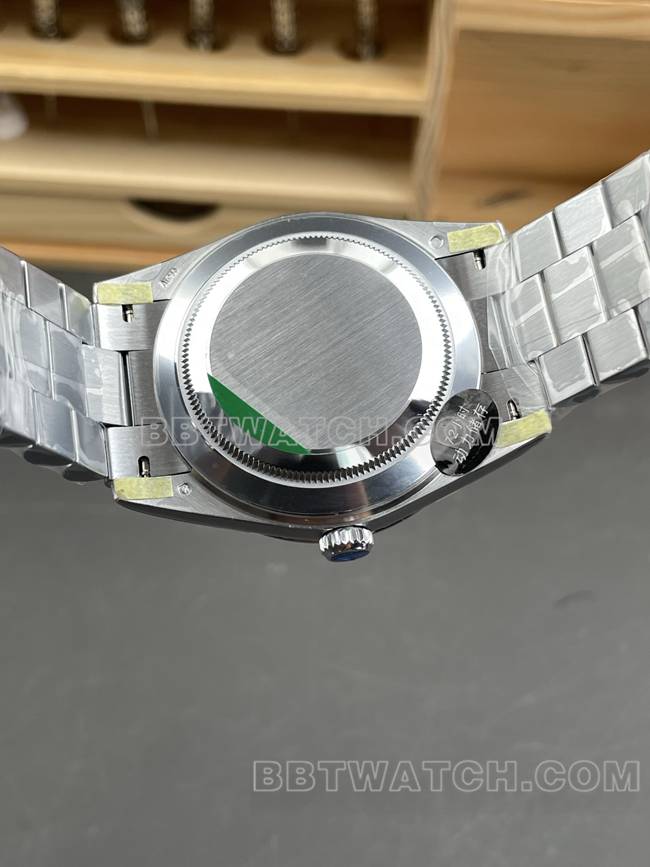 最佳复刻手表CBD厂劳力士星期日历3255机械橄榄绿盘40mm背面实拍图
