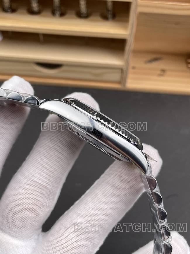 最佳复刻手表CBD厂劳力士星期日历3255机械橄榄绿盘40mm侧面实拍图