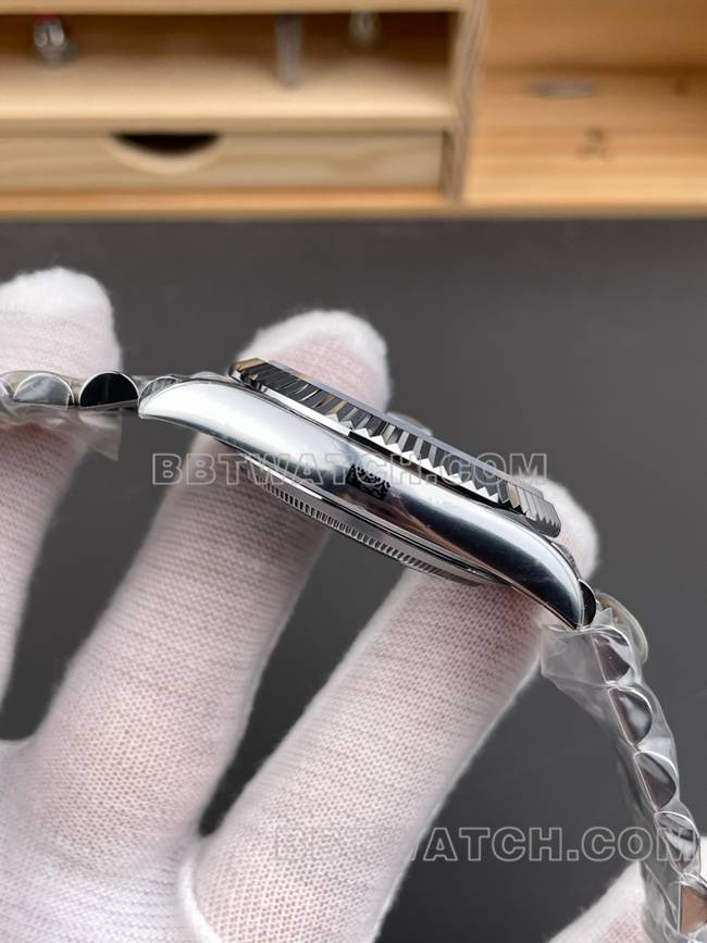 最优复刻手表CBD厂星期日历劳力士3255机械冰蓝盘40mm侧面实拍图