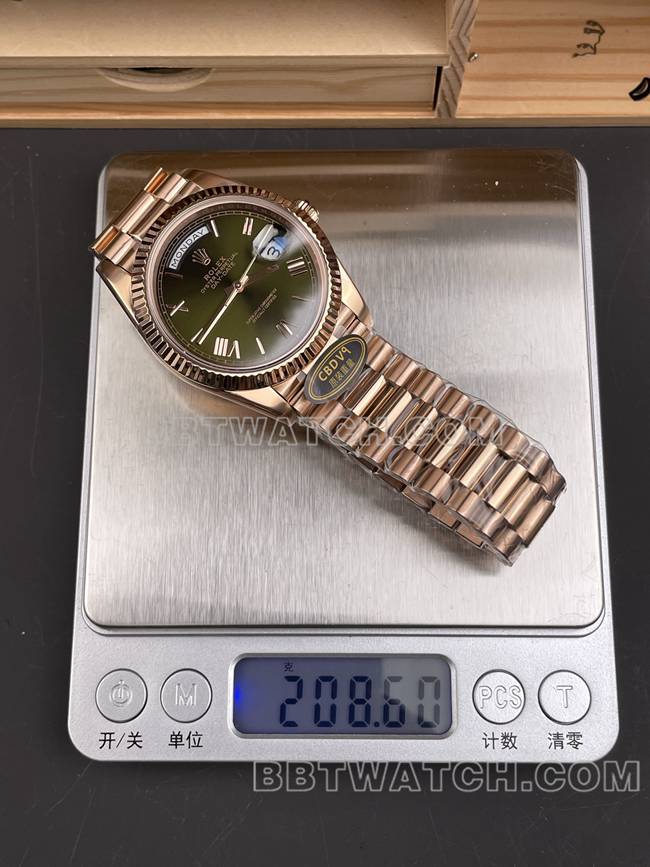 超级克隆手表CBD厂星期日历劳力士3255机械玫瑰金橄榄绿盘重量实拍图