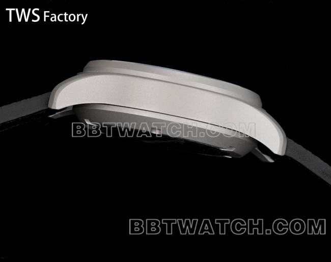 超级克隆手表飞行员TWS厂万国黑盘碳纤维43mm侧面实拍图