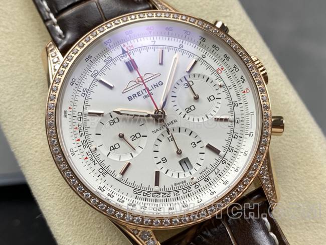 1:1复刻手表航空计时BLS厂百年灵玫瑰金镶钻白盘皮带款正面实拍图