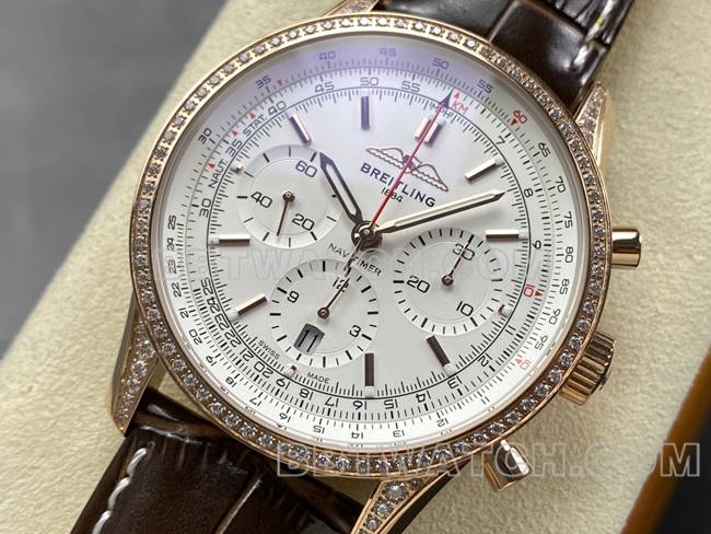 1:1复刻手表航空计时BLS厂百年灵玫瑰金镶钻白盘皮带款正面实拍图