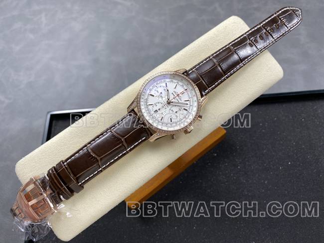 1:1复刻手表航空计时BLS厂百年灵玫瑰金镶钻白盘皮带款正面实拍图