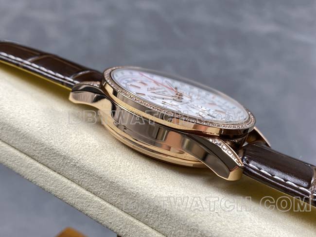 1:1复刻手表航空计时BLS厂百年灵玫瑰金镶钻白盘皮带款侧面实拍图
