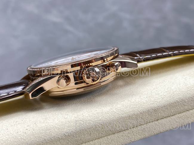 1:1复刻手表航空计时BLS厂百年灵玫瑰金镶钻白盘皮带款侧面实拍图