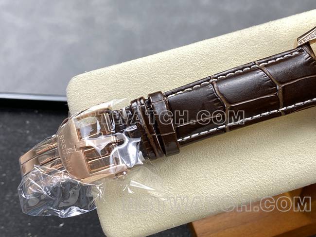 1:1复刻手表航空计时BLS厂百年灵玫瑰金镶钻白盘皮带款表扣实拍图