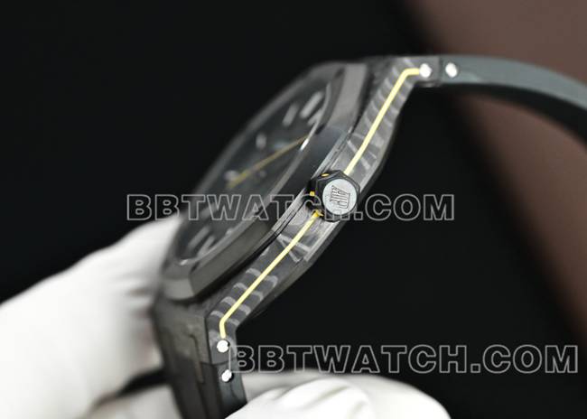 1:1复刻手表皇家橡树DiW厂爱彼碳纤维黄针15500侧面实拍图