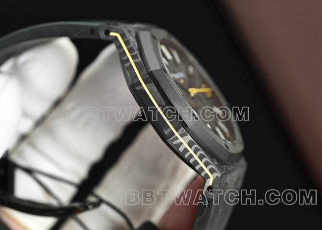 1:1复刻手表皇家橡树DiW厂爱彼碳纤维黄针15500侧面实拍图