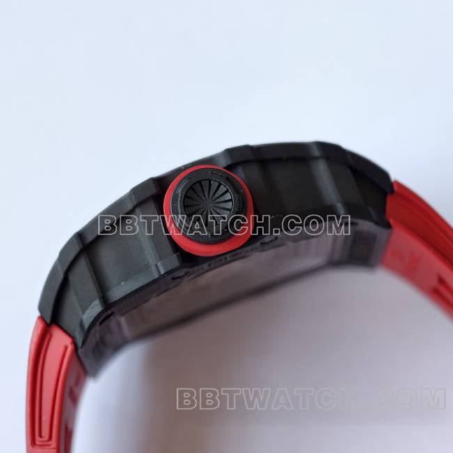 顶级复刻手表RM35-02 UMI厂理查德米勒黑壳红带侧面实拍图