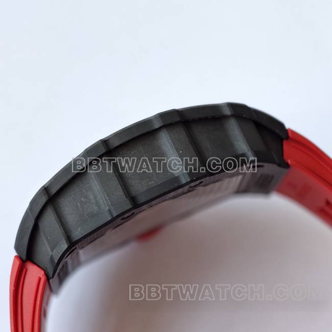 顶级复刻手表RM35-02 UMI厂理查德米勒黑壳红带侧面实拍图