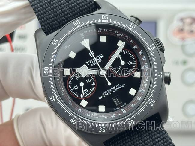 顶级复刻手表领潜型V+厂帝舵白色7750机械正面实拍图