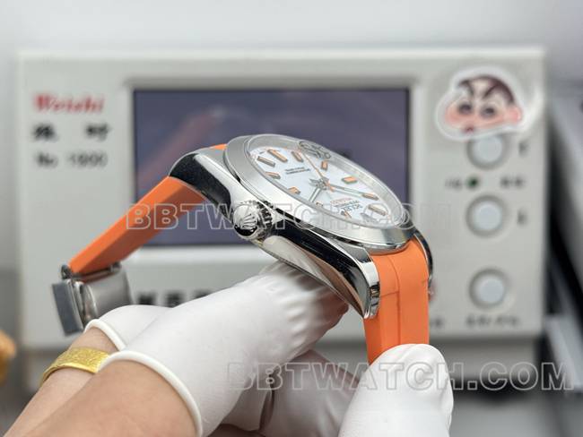 超级克隆手表格磁型VS厂劳力士白盘橙色橡胶款侧面实拍图