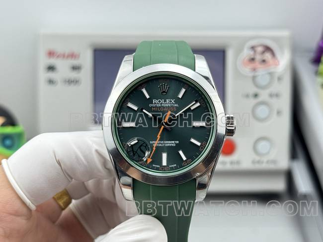最佳复刻手表格磁型VS厂劳力士绿盘绿色橡胶款正面实拍图