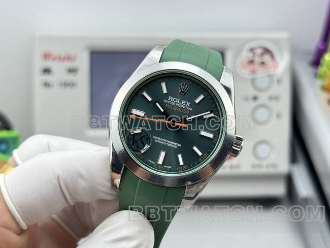 最佳复刻手表格磁型VS厂劳力士绿盘绿色橡胶款正面实拍图