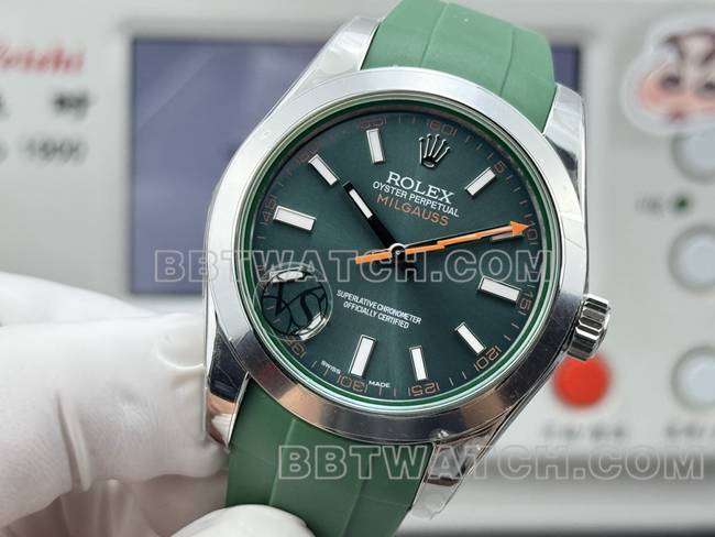 最佳复刻手表格磁型VS厂劳力士绿盘绿色橡胶款正面实拍图