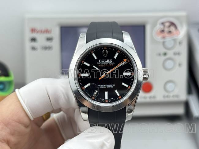 顶级复刻手表格磁型VS厂劳力士黑盘黑色橡胶款正面实拍图