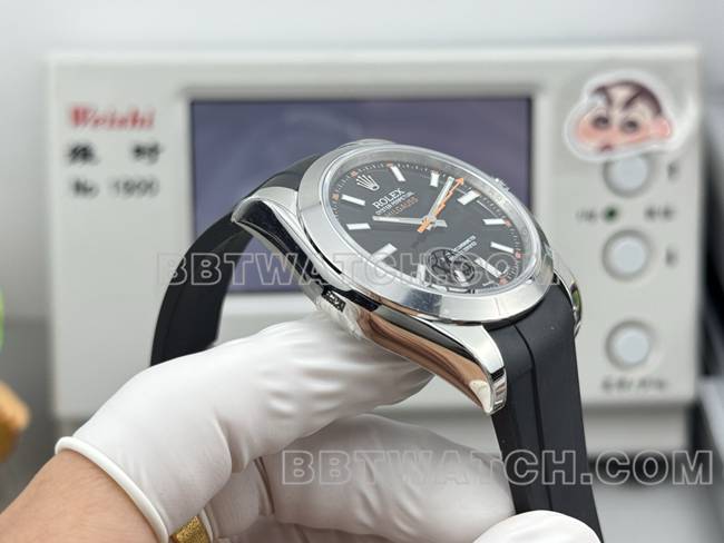 顶级复刻手表格磁型VS厂劳力士黑盘黑色橡胶款侧面实拍图