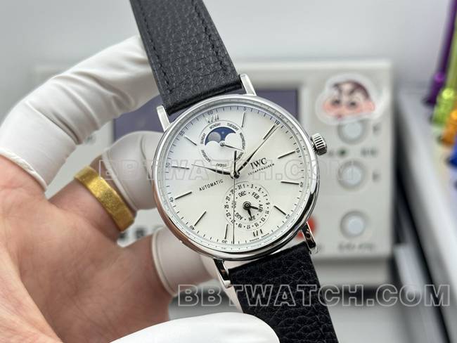 最优复刻手表柏涛菲诺GR厂万国白盘黑色皮带款正面实拍图