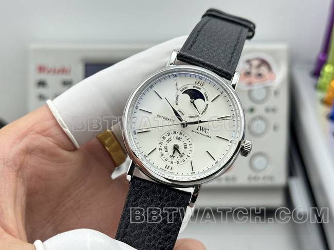 最优复刻手表柏涛菲诺GR厂万国白盘黑色皮带款正面实拍图