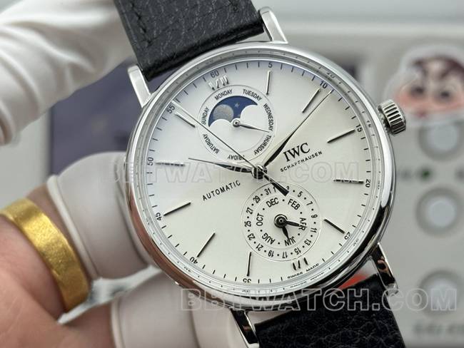 最优复刻手表柏涛菲诺GR厂万国白盘黑色皮带款正面实拍图