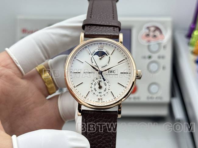 最佳复刻手表柏涛菲诺GR厂万国玫瑰金白盘棕色皮带款正面实拍图