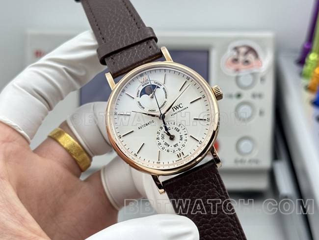 最佳复刻手表柏涛菲诺GR厂万国玫瑰金白盘棕色皮带款正面实拍图