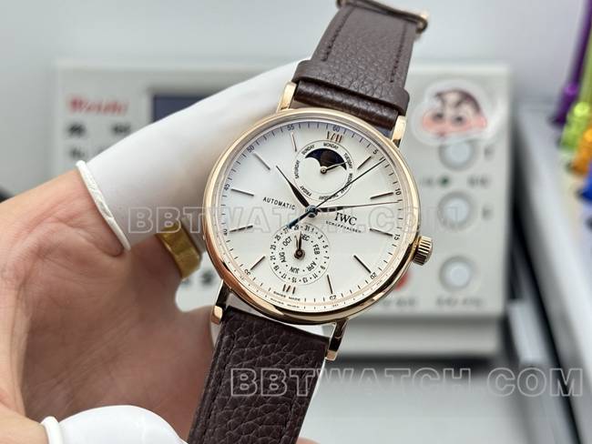 最佳复刻手表柏涛菲诺GR厂万国玫瑰金白盘棕色皮带款正面实拍图