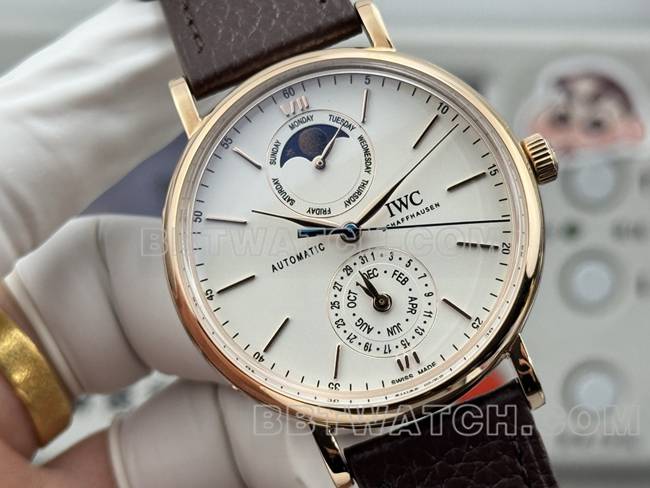 最佳复刻手表柏涛菲诺GR厂万国玫瑰金白盘棕色皮带款正面实拍图