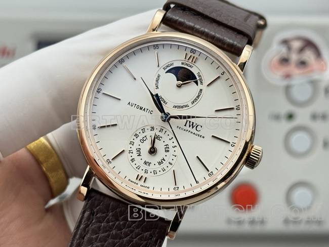 最佳复刻手表柏涛菲诺GR厂万国玫瑰金白盘棕色皮带款正面实拍图