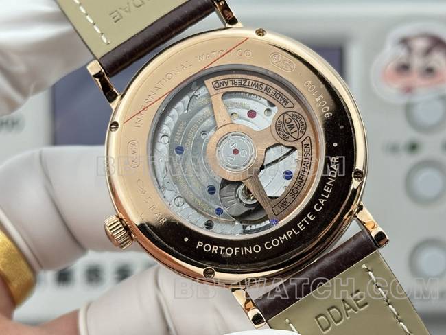 最佳复刻手表柏涛菲诺GR厂万国玫瑰金白盘棕色皮带款背面实拍图