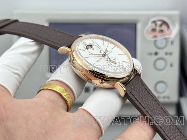 最佳复刻手表柏涛菲诺GR厂万国玫瑰金白盘棕色皮带款侧面实拍图