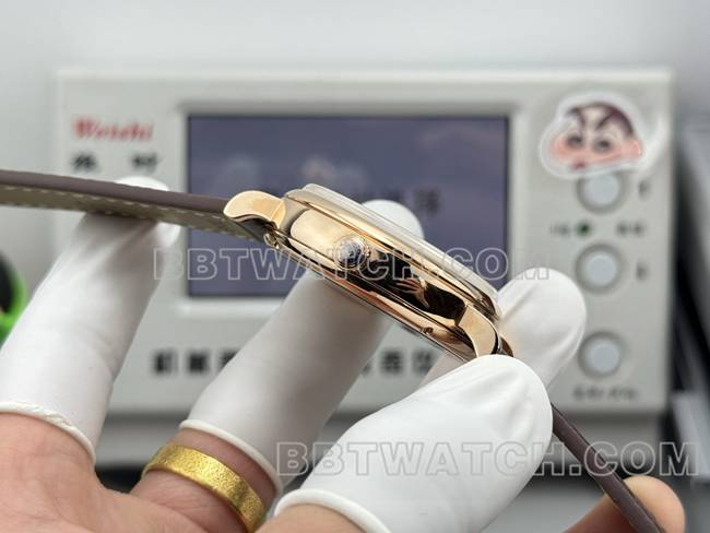 最佳复刻手表柏涛菲诺GR厂万国玫瑰金白盘棕色皮带款侧面实拍图