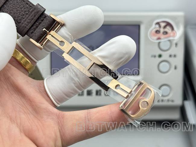 最佳复刻手表柏涛菲诺GR厂万国玫瑰金白盘棕色皮带款表扣实拍图
