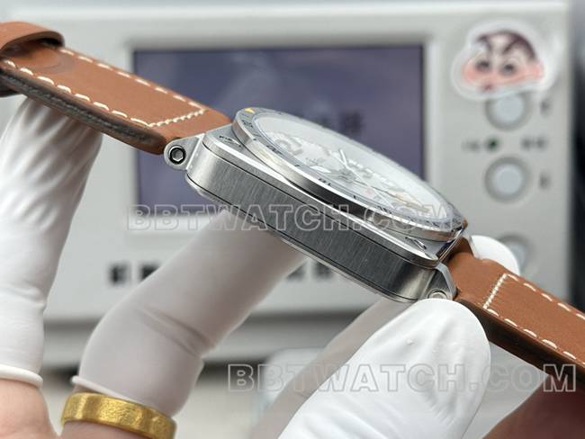 1:1复刻手表柏莱仕白盘42mm双时区皮带款侧面实拍图
